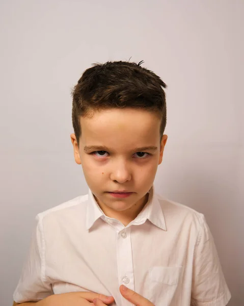 Jongen Toont Zijn Emotie Droefheid Verlegenheid Jongen Studio Een Wit — Stockfoto