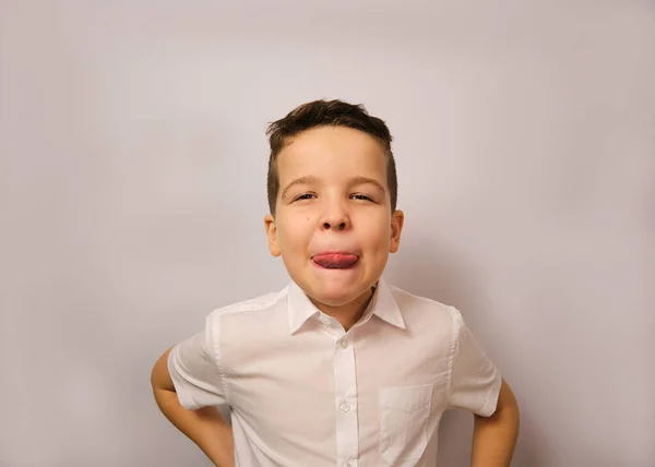 Chico Muestra Emoción Ira Muestra Lengua Chico Estudio Con Una —  Fotos de Stock