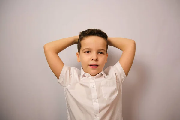 Der Europäische Junge Zeigt Emotionen Legt Seine Hände Hinter Den — Stockfoto