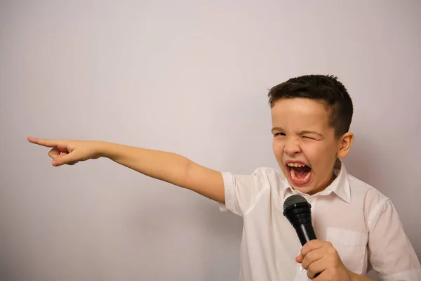 Европейский Мальчик Показывает Эмоции Мальчик Микрофоном Кричит Микрофон Белой Рубашке — стоковое фото