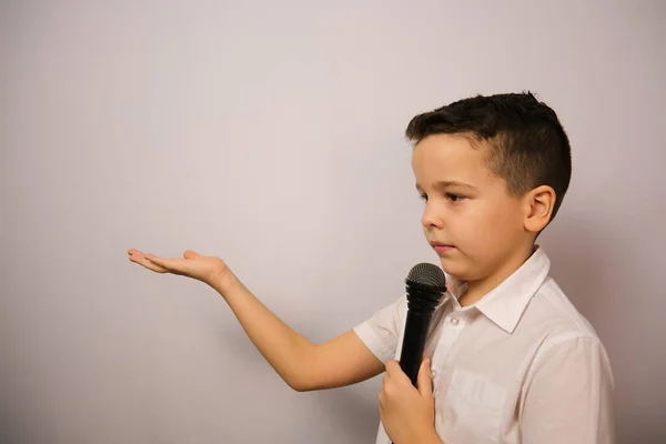 Der Europäische Junge Zeigt Emotionen Ein Junge Mit Mikrofon Reicht — Stockfoto
