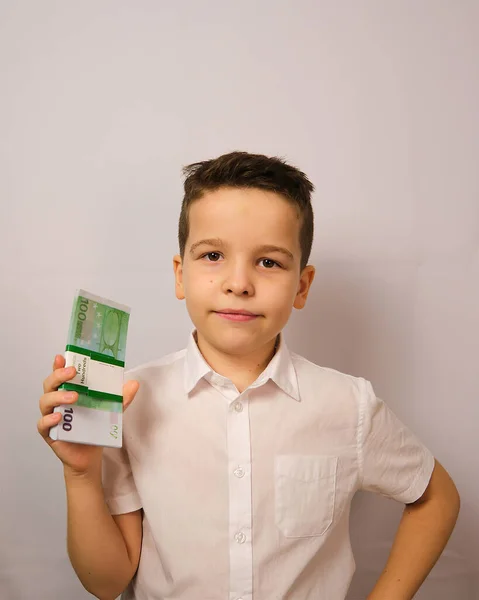 Menino Com Dinheiro Suas Mãos Rosto Com Sorriso Uma Camisa — Fotografia de Stock