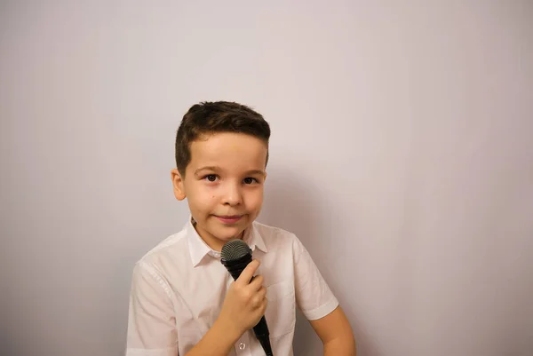 Ragazzo Con Microfono Sfondo Bianco Camicia Bianca Mostra Sorriso Gioioso — Foto Stock