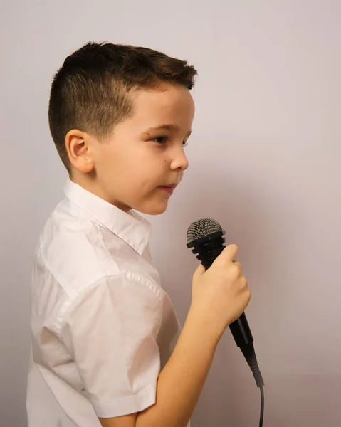 Boy Microphone White Background White Shirt Looks Attentively Proves Truth — Stock Photo, Image