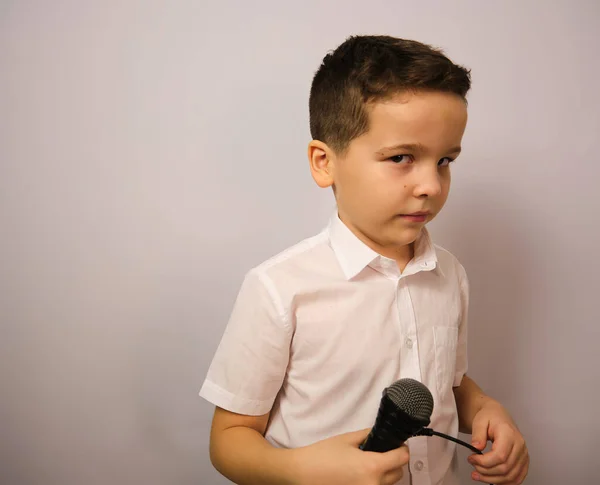 Ein Junge Mit Einem Mikrofon Der Hand Geht Aus Dem — Stockfoto