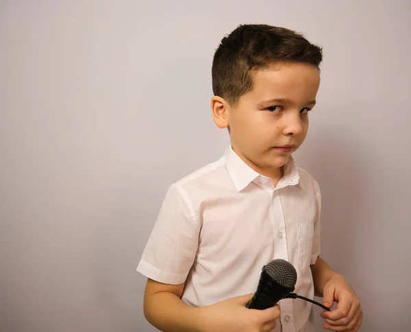 Ragazzo Con Microfono Tra Mani Esce Dalla Cornice — Foto Stock