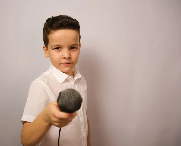 Der Junge Zeigt Das Mikrofon Als Moderator Das Mikrofon Zur — Stockfoto