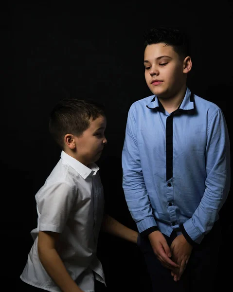 Zwei Jungen Auf Schwarzem Hintergrund Brüder Schlag Schläge Unter Der — Stockfoto