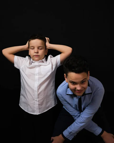 Zwei Jungen Auf Schwarzem Hintergrund Sind Brüder Tanzen Und Halten — Stockfoto