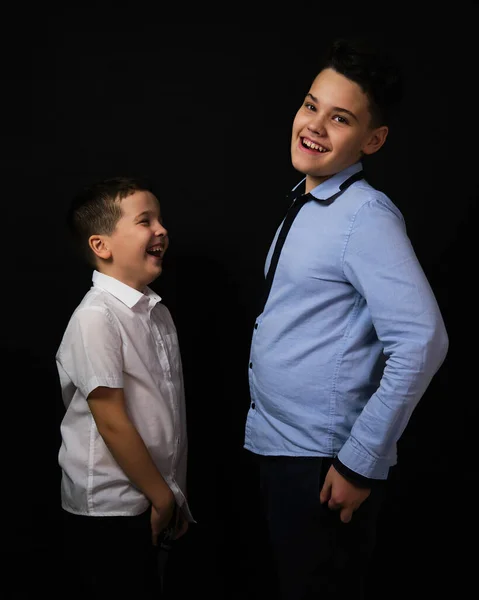 Δύο Αγόρια Μαύρο Φόντο Είναι Αδέλφια Κοιτάζονται Μεταξύ Τους Χαμογελάνε — Φωτογραφία Αρχείου