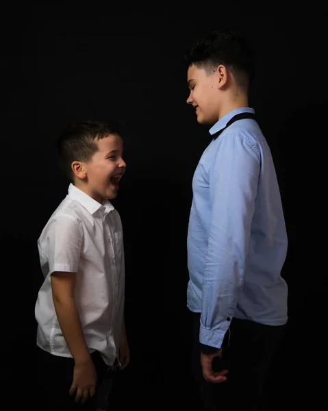 Δύο Αγόρια Μαύρο Φόντο Είναι Αδέλφια Κοιτάζονται Μεταξύ Τους Χαμογελάνε — Φωτογραφία Αρχείου
