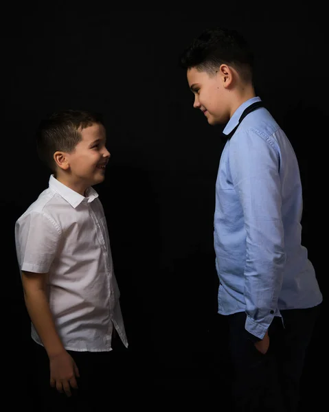 Twee Jongens Een Zwarte Achtergrond Zijn Broers Senior Junior Atelier — Stockfoto