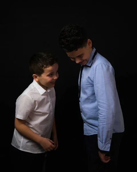 Dos Chicos Sobre Fondo Negro Son Hermanos Senior Junior Atelier — Foto de Stock