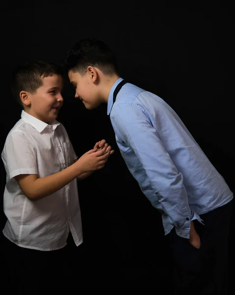 Zwei Jungen Auf Schwarzem Hintergrund Sind Brüder Senior Und Junior — Stockfoto