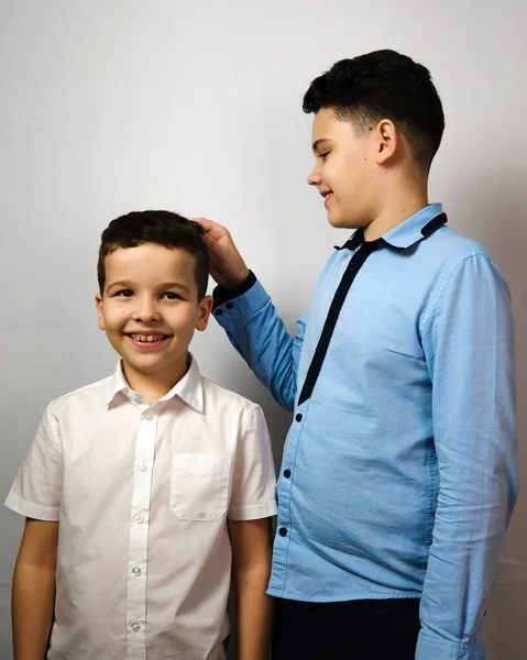 Twee Jongens Een Witte Achtergrond Zijn Broers Atelier Blauw Wit — Stockfoto