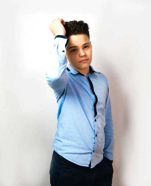 Studio Boy Raddrizza Capelli Europeo Guarda Fotocamera Camicia Blu — Foto Stock