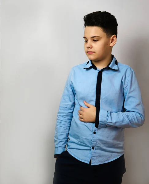 Studio Boy Europeo Distoglie Sguardo Una Camicia Blu Sfondo Bianco — Foto Stock