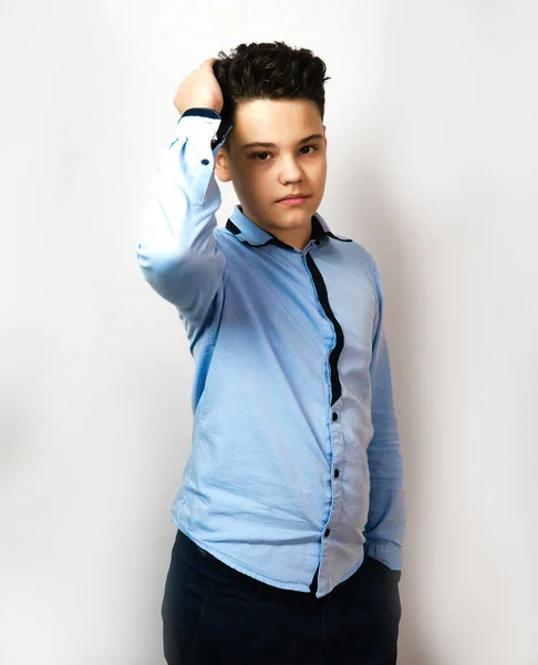 Studio Boy Raddrizza Capelli Europeo Guarda Fotocamera Camicia Blu Tristezza — Foto Stock