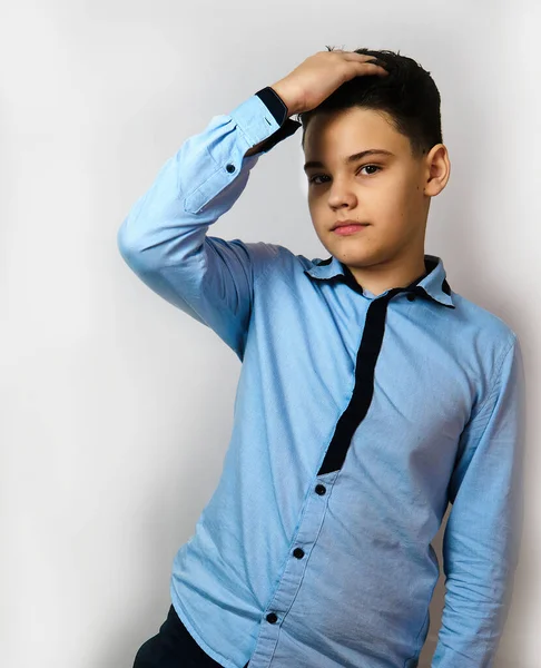 Studio Boy Raddrizza Capelli Europeo Guarda Fotocamera Camicia Blu Sorriso — Foto Stock