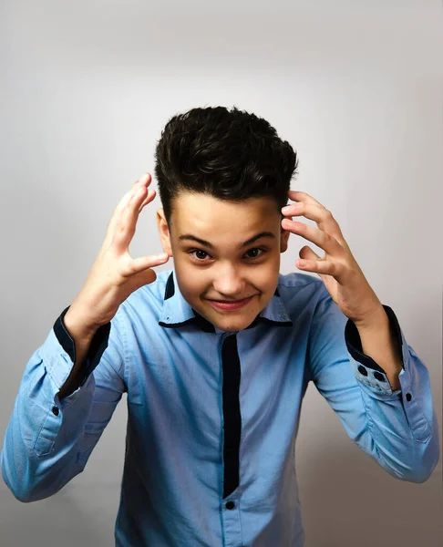 Ragazzo Con Camicia Blu Anni Atelier Bianco Grigio Sfondo Guarda — Foto Stock