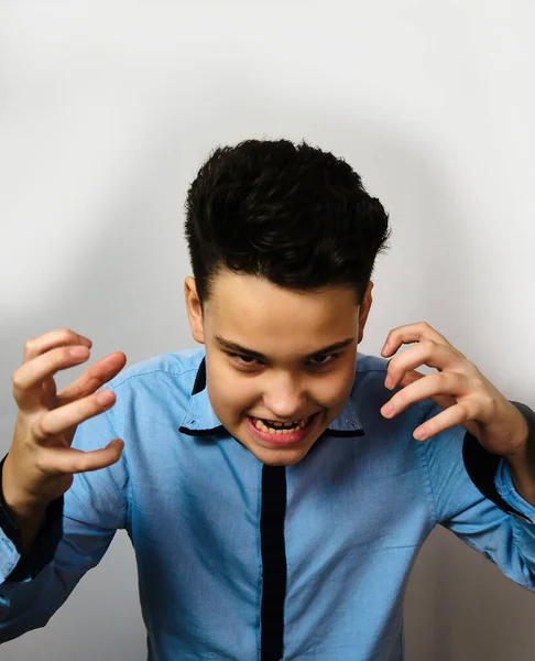 Ragazzo Con Camicia Blu Anni Atelier Bianco Grigio Sfondo Arrabbiato — Foto Stock