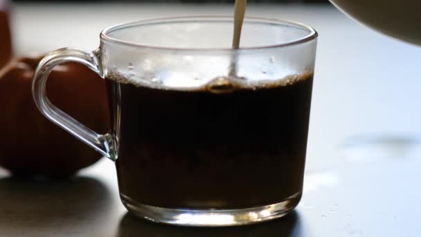 Verter Leche Vaso Transparente Café Instantáneo — Vídeos de Stock