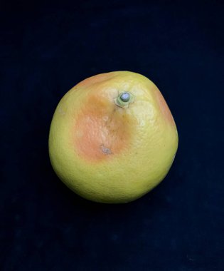 Siyah arka planda turuncu lekeli üzüm meyvesi