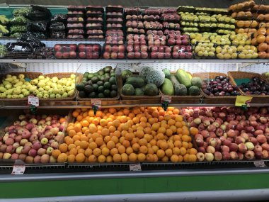 Funchal pazarı, Al Khobar, Suudi Arabistan 'da 27 Nisan 2022' de satılan tropikal meyve türleri