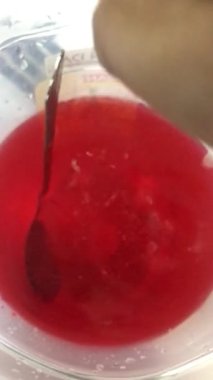 Beyaz arka planda kırmızı şarap.