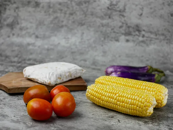 Begreppet Hälsosam Mat Köksbordet Består Aubergine Tomater Majs Och Tempeh — Stockfoto