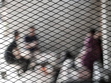 Kafede konuşan insanların bulanıklığı. örgü önplanı ile