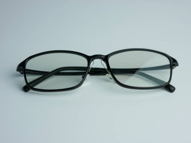 Beyaz arka planda berrak camlı siyah güneş gözlükleri. anti radyasyon sağlık gözlükleri