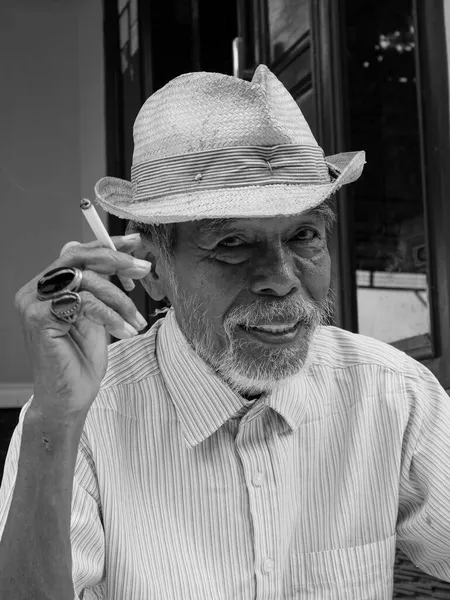 Preto Branco Potrait Ásia Velho Homem Fumando Com Feliz Rosto — Fotografia de Stock