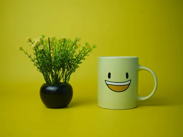 Topfpflanze Und Gelbe Kaffeetasse Mit Smile Emoticon Symbol Konzept Glücklich — Stockfoto