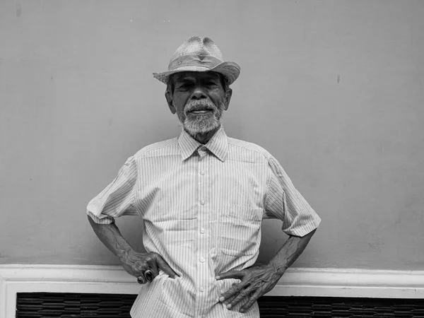 Negro Blanco Potrait Asiático Viejo Hombres Casual Pose Con Sombrero —  Fotos de Stock