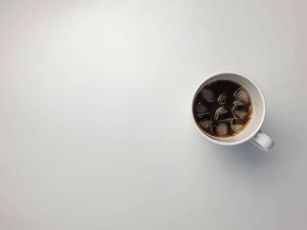 Una Taza Café Americano Helado Con Espacio Para Copiar Aislado — Foto de Stock