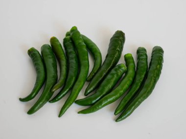 Beyaz arka planda izole edilmiş taze yeşil biber