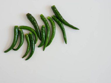 Beyaz arka planda izole edilmiş taze yeşil biber