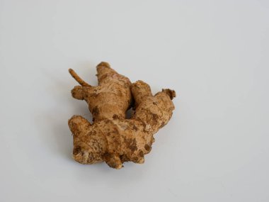 Zencefil kökü ya da Zingiber memurları beyaz arka planda izole edilmiş. Bitki ve sağlık konsepti için. Yemek yapmak için doğal baharatlar.