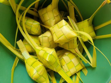 Ketupat veya pirinç köftesi. Kurban Bayramı konsepti için.