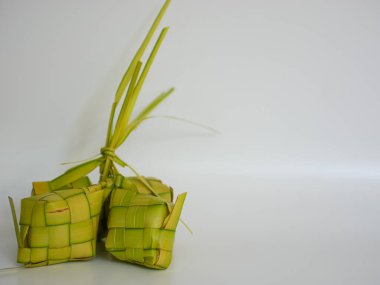 Beyaz arka planda izole edilmiş ketupat veya pirinç köftesi. Kurban Bayramı konsepti için.