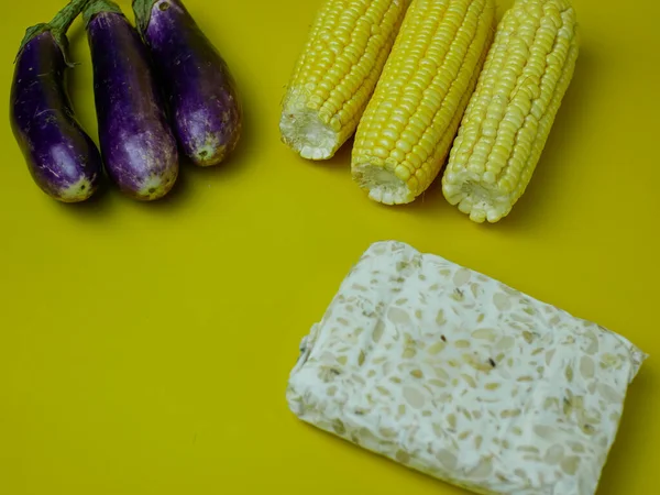 Majs Aubergine Och Tempeh För Hälsosam Mat Koncept Isolerad Gul — Stockfoto