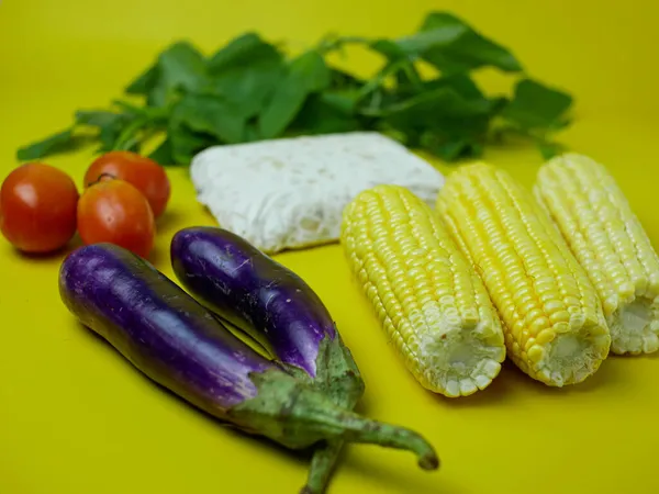 Begreppet Hälsosam Mat Består Aubergine Spenat Tomater Och Majs Vegetarisk — Stockfoto