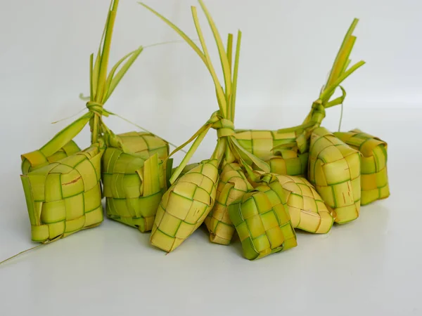 Ketupat Bolinho Arroz Isolado Fundo Branco Para Conceito Eid Fitr — Fotografia de Stock