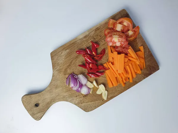 Sliced Onion Garlic Red Pepper Carrot Tomato Wooden Cutting Board — Stock Photo, Image