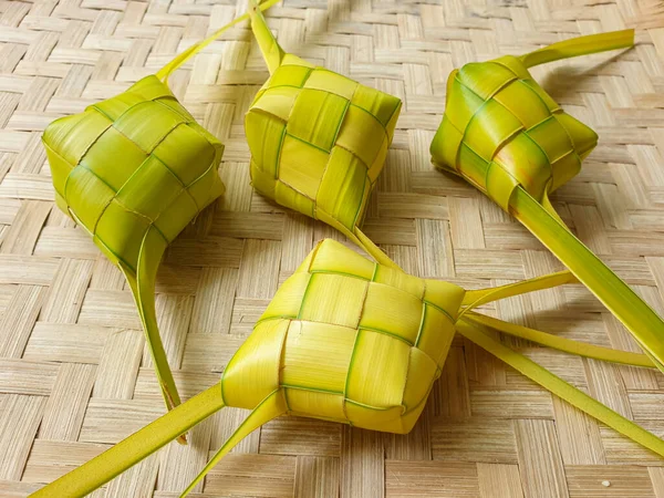 Ketupat Atau Pangsit Nasi Dengan Latar Belakang Bambu Tenun Makanan — Stok Foto