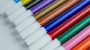 Renkli kalemler. Renkli ve neşeli arka plan kavramı için