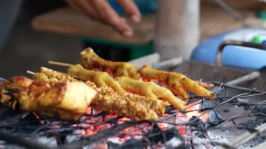 Kömür ve orta sıcaklıkta ızgara tavuk yapma süreci.