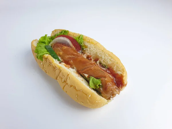 Cachorro Quente Completo Com Molho Alface Tomate Pepino Isolado Sobre — Fotografia de Stock