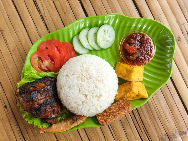 Nasi Putih Dengan Lauk Ayam Panggang Ikan Asin Tempe Dan — Stok Foto